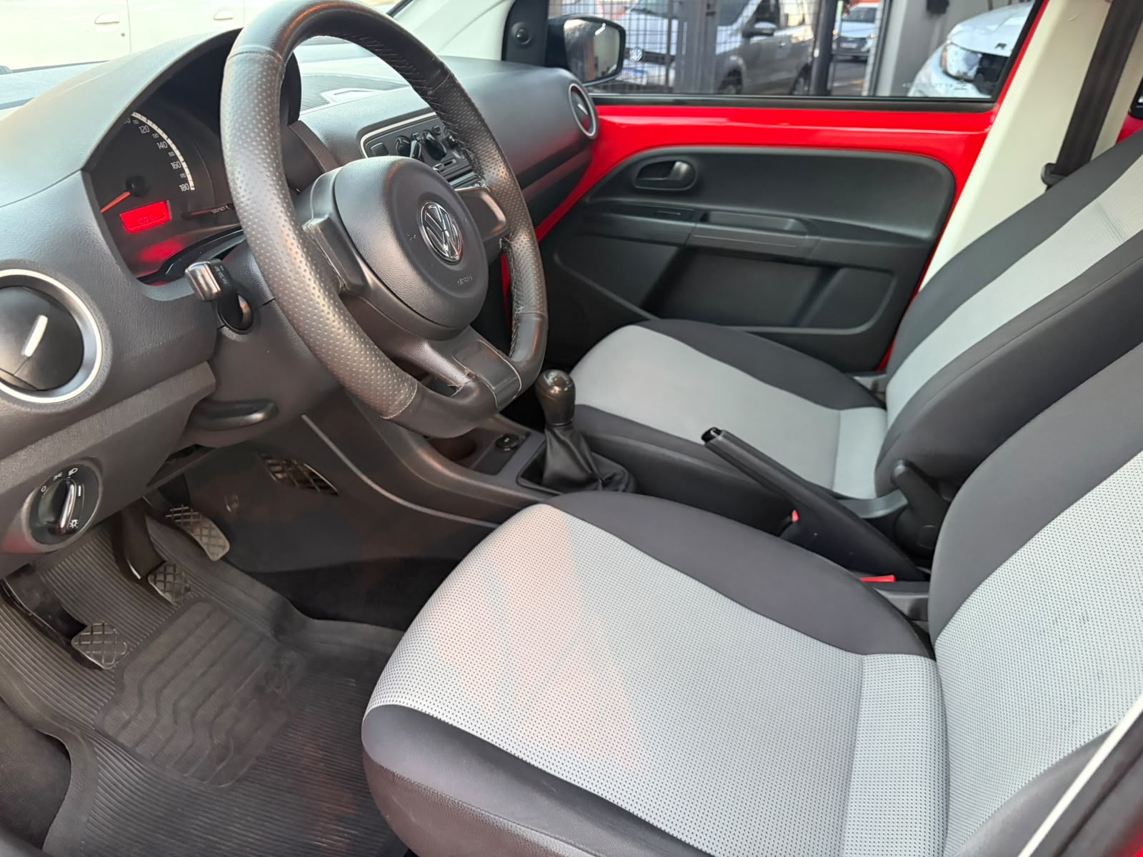 VOLKSWAGEN UP