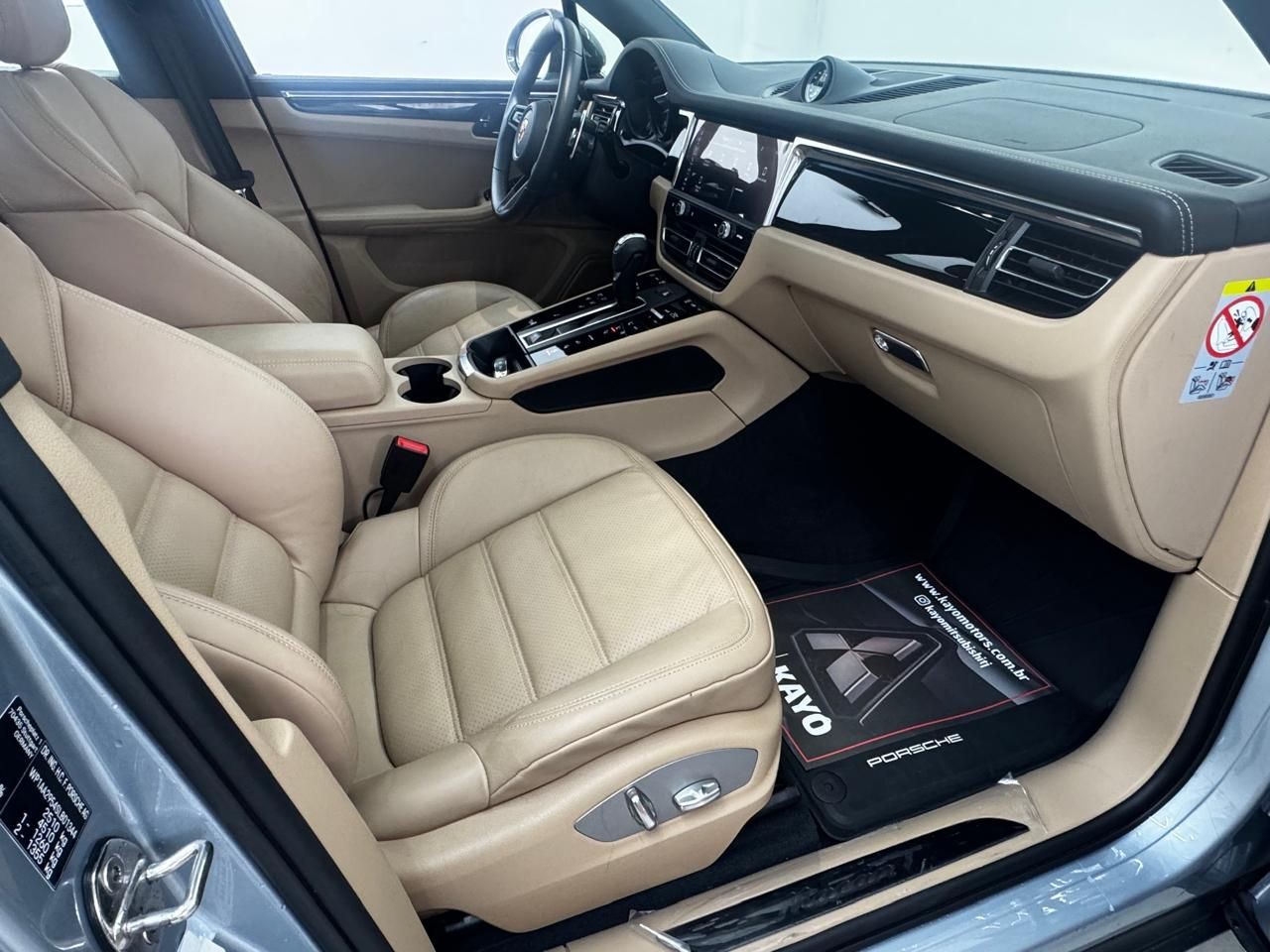 PORSCHE MACAN