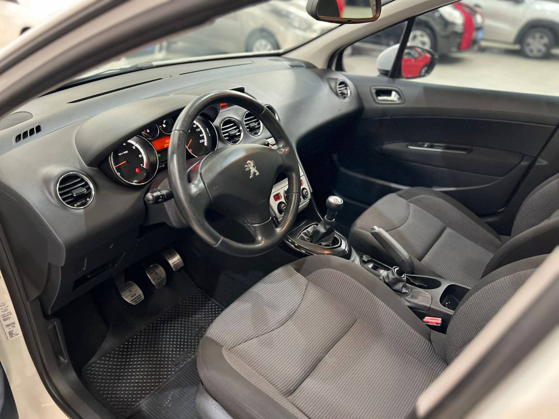 PEUGEOT 308