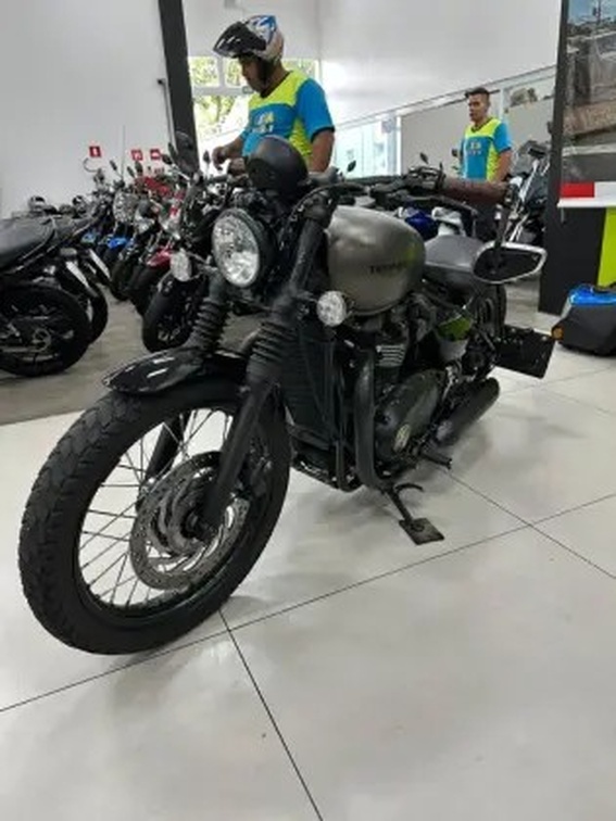 TRIUMPH BONNEVILLE BOBBER 1200