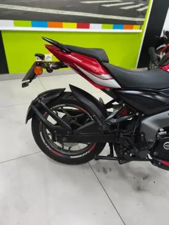 BAJAJ DOMINAR 200
