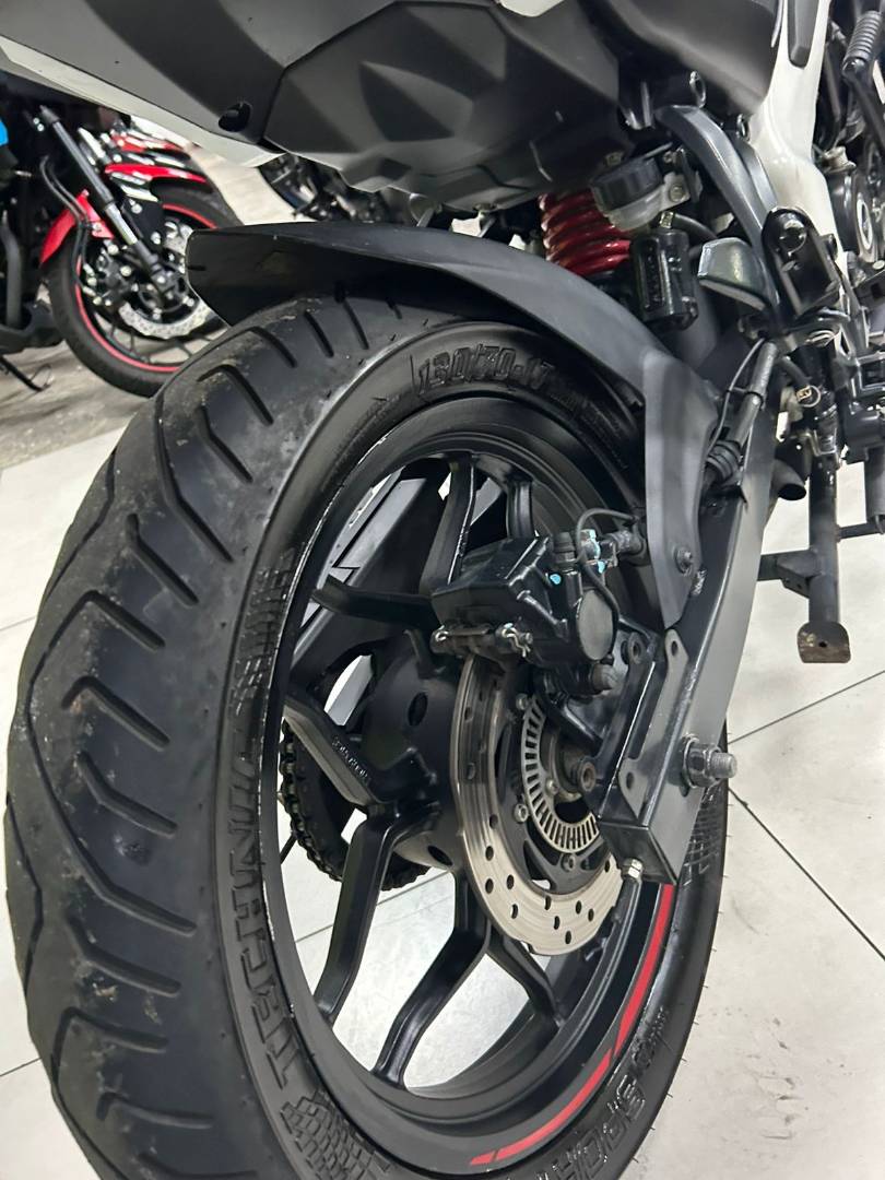 BAJAJ DOMINAR 160
