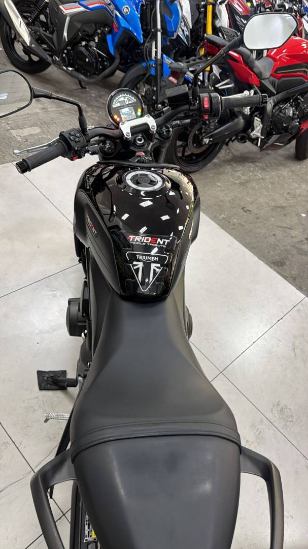 TRIUMPH TRIDENT 660