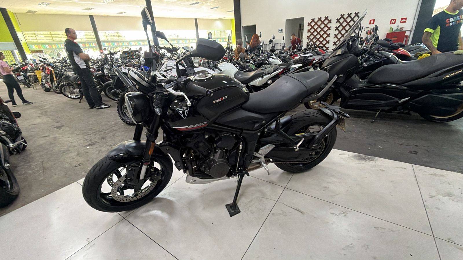 TRIUMPH TRIDENT 660