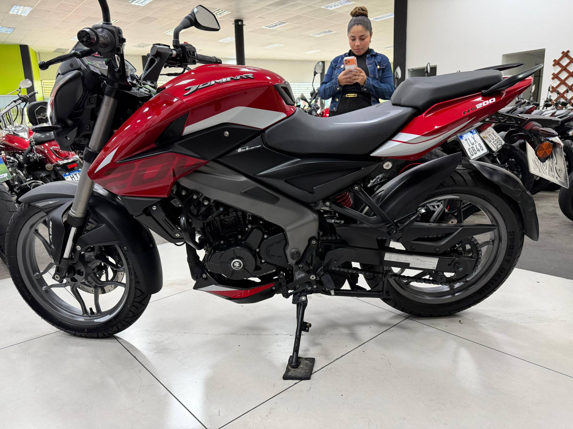 BAJAJ DOMINAR 200