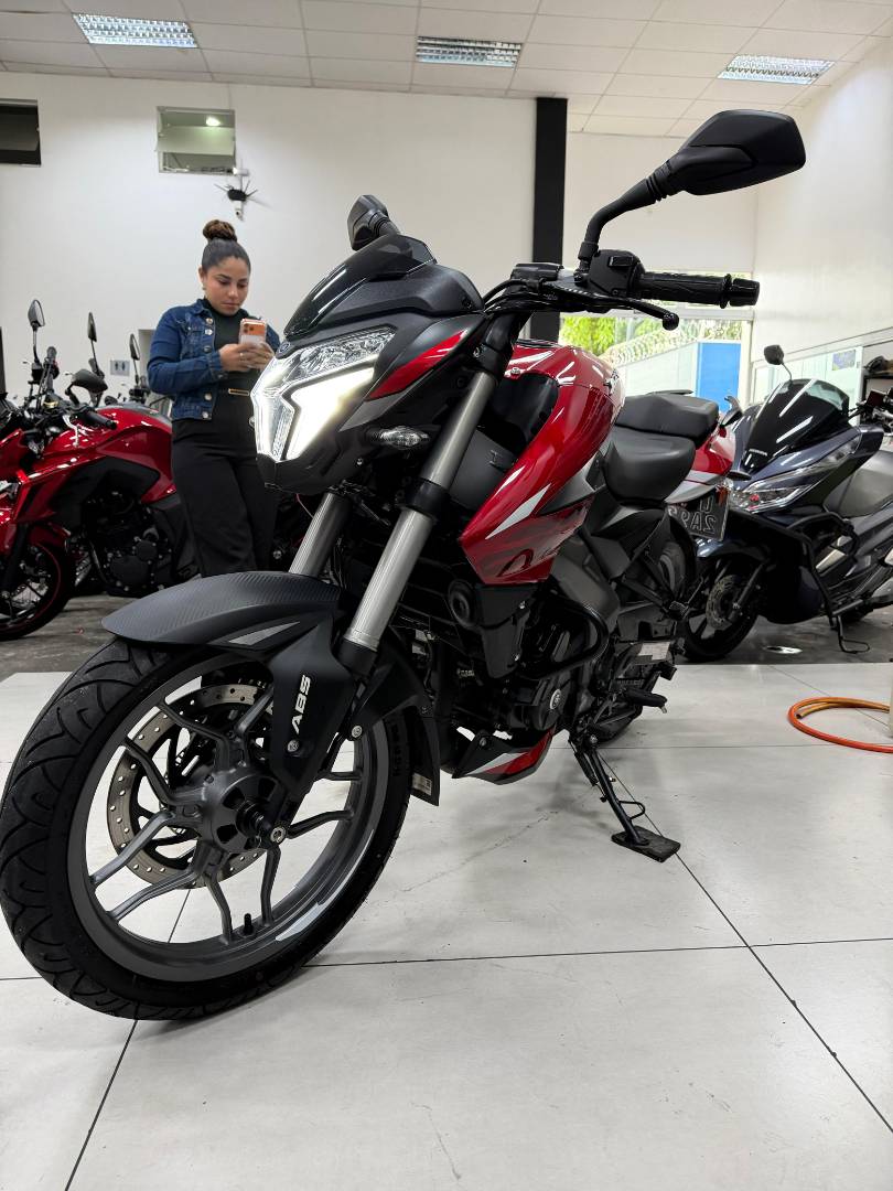BAJAJ DOMINAR 200