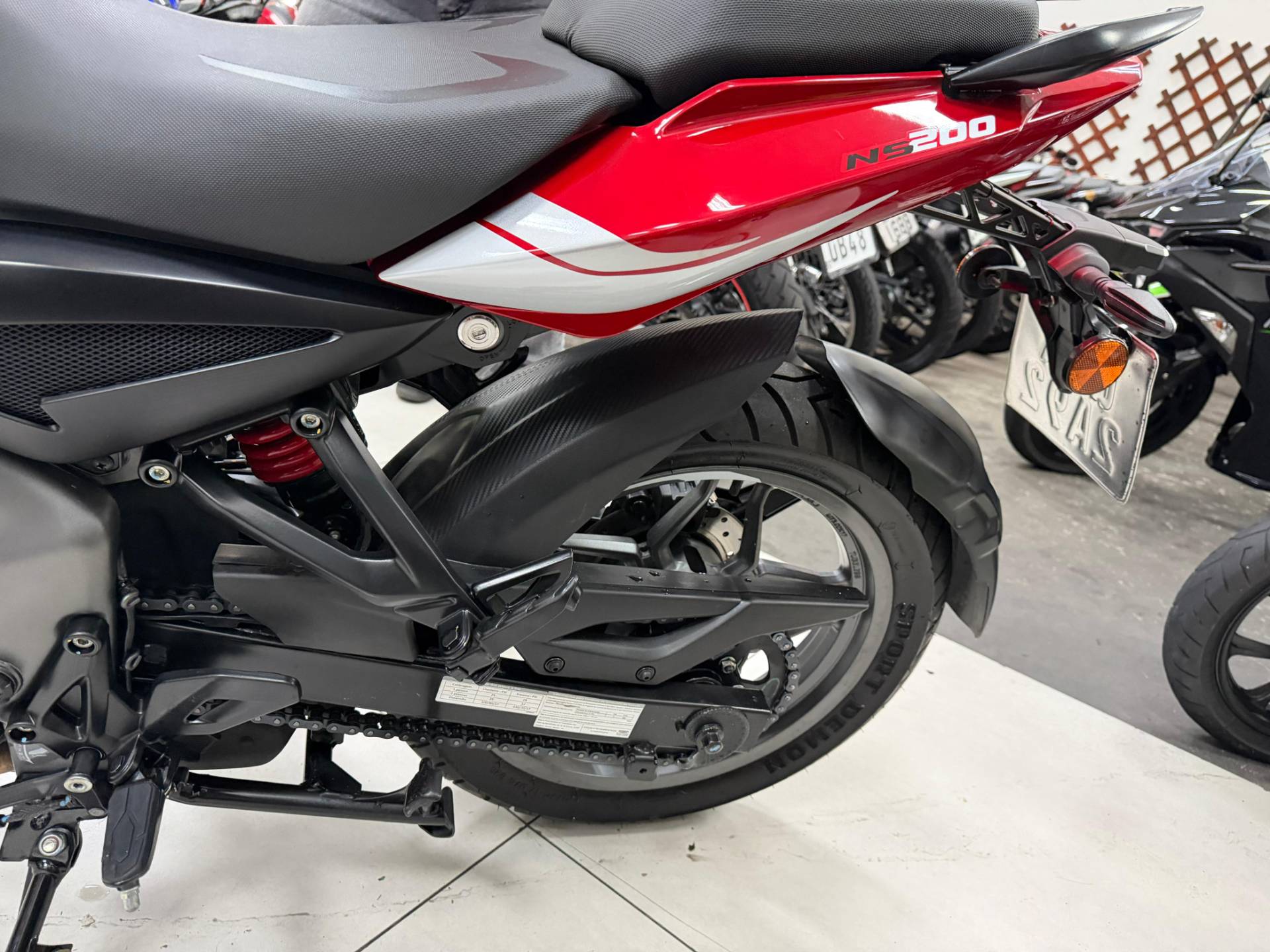 BAJAJ DOMINAR 200
