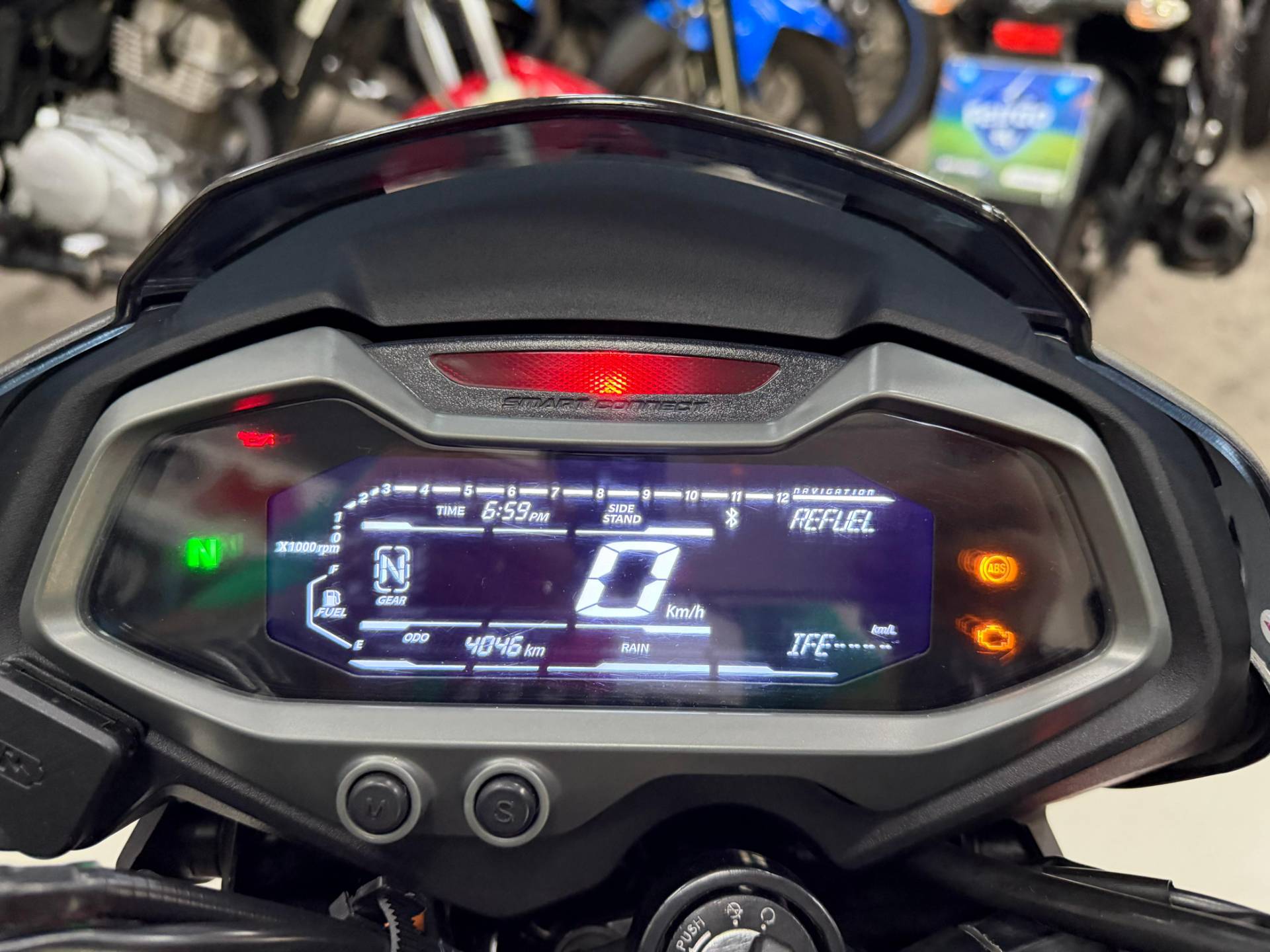 BAJAJ DOMINAR 200