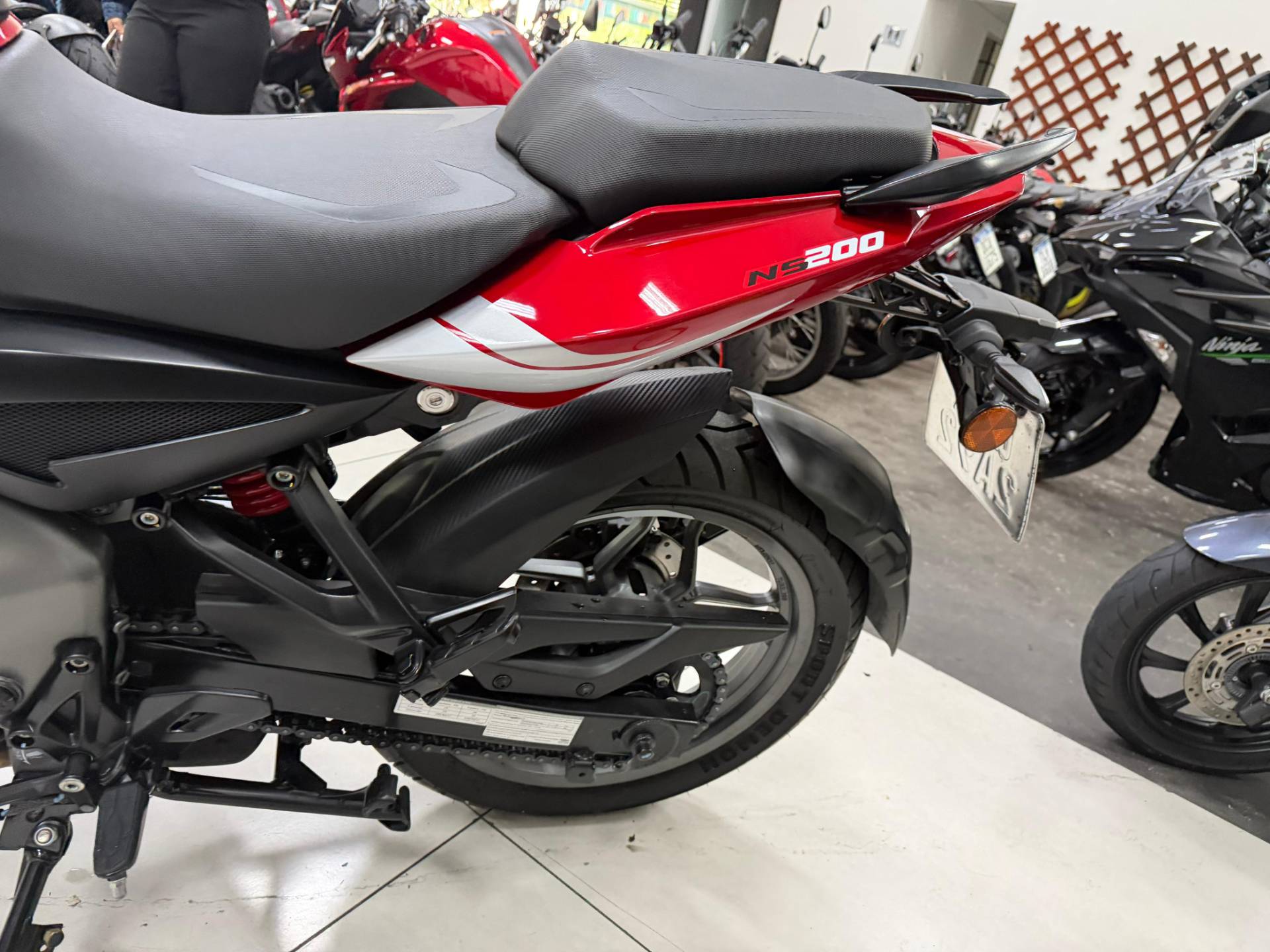 BAJAJ DOMINAR 200