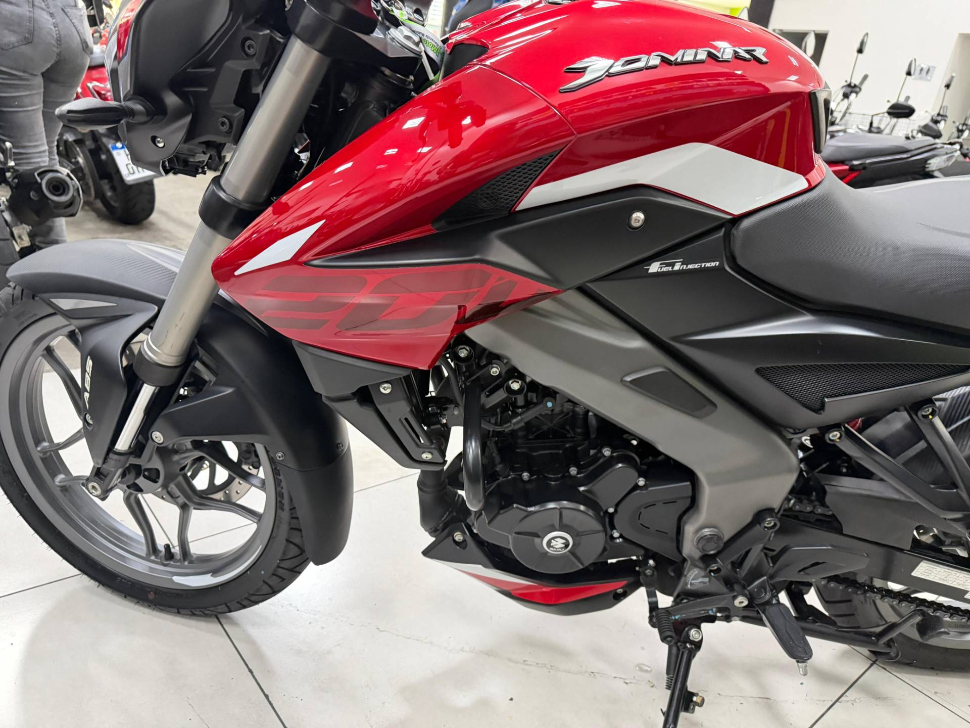 BAJAJ DOMINAR 200
