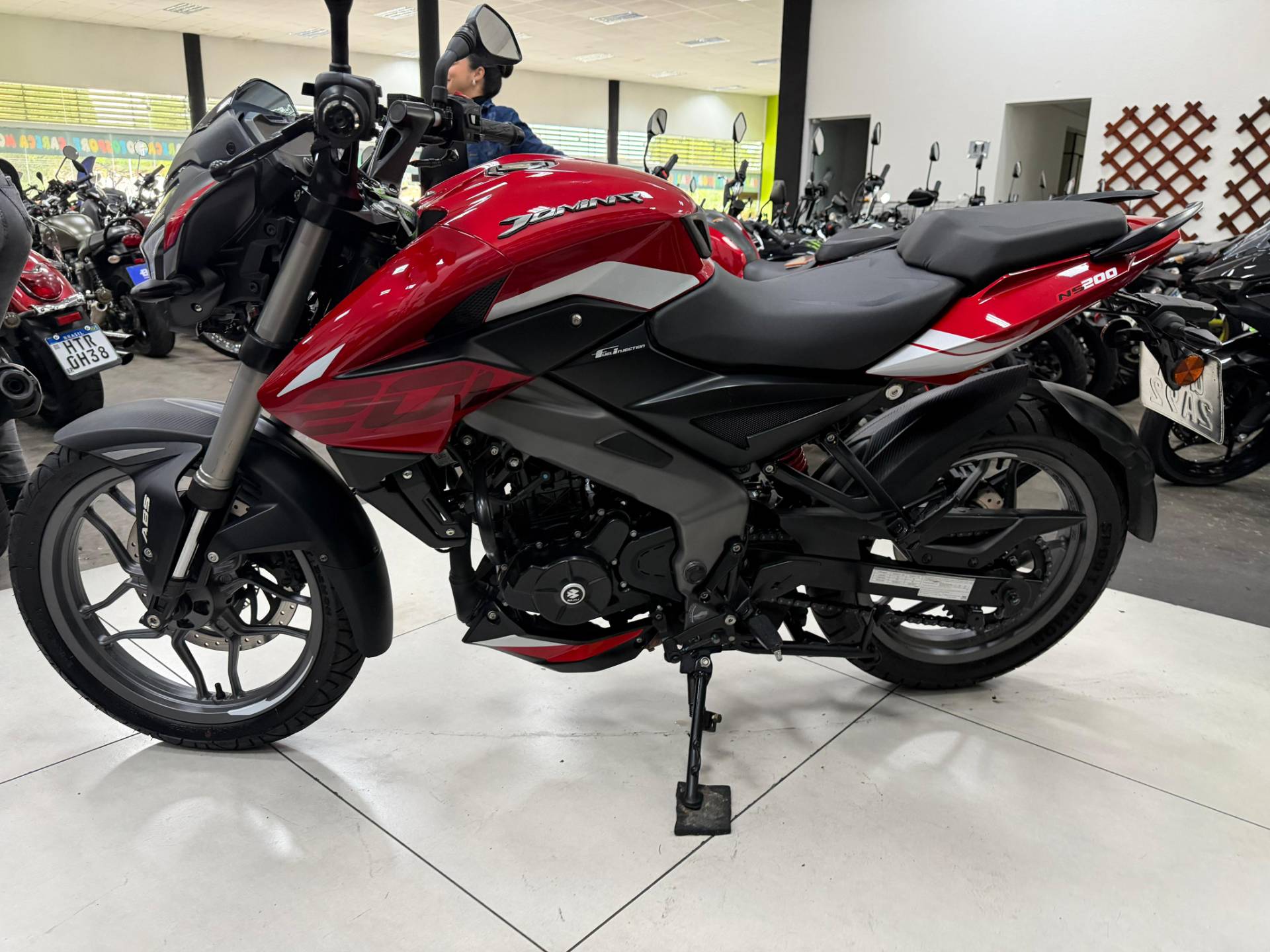 BAJAJ DOMINAR 200