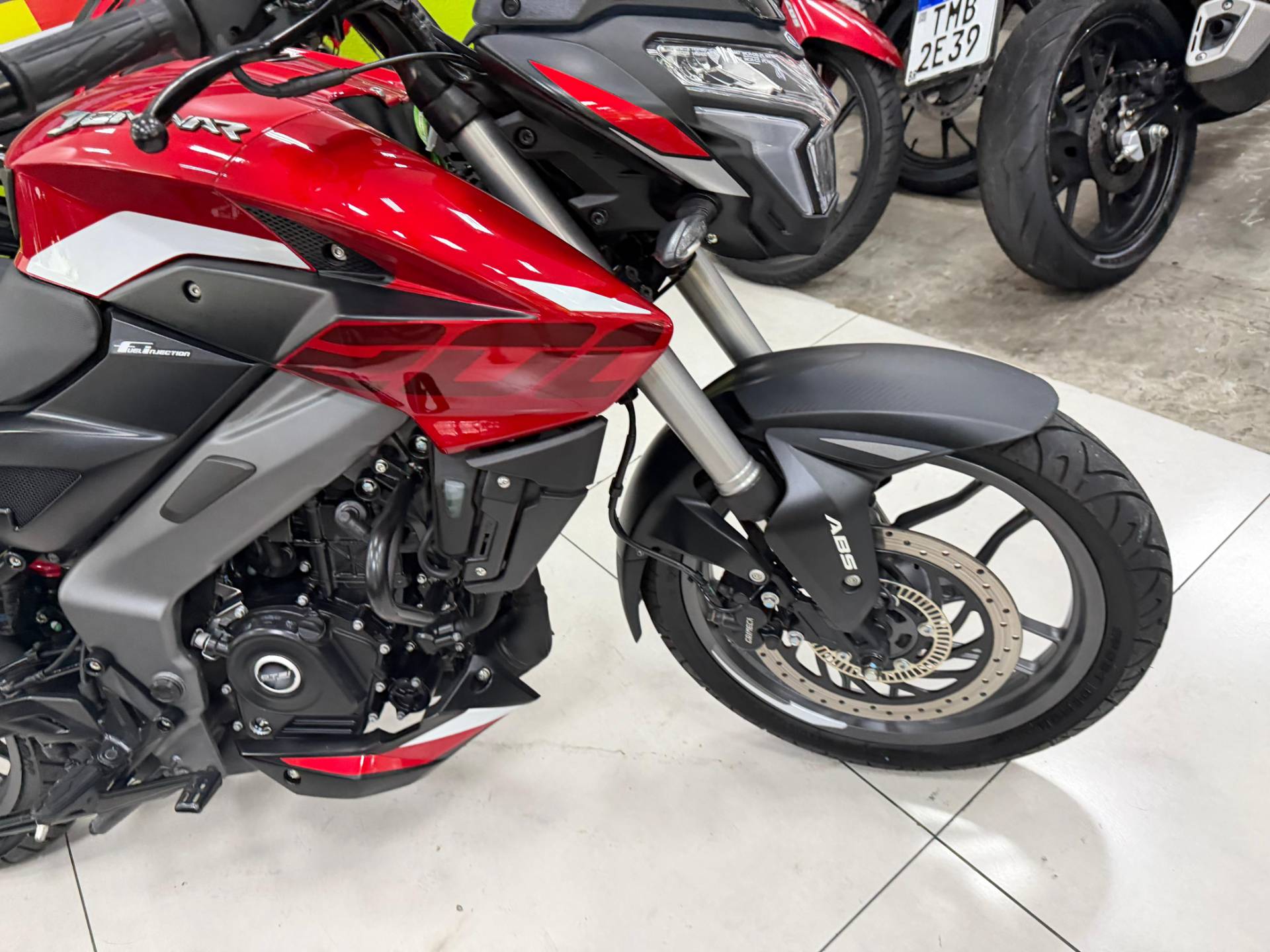 BAJAJ DOMINAR 200
