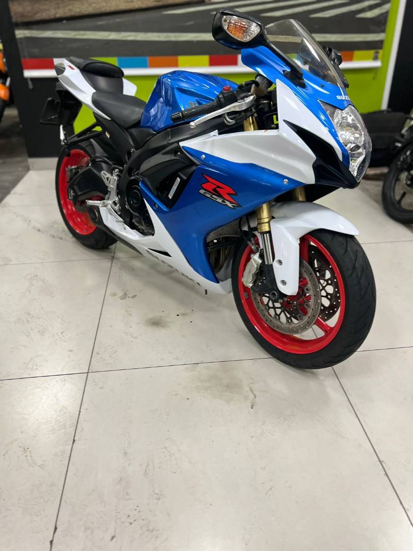 SUZUKI GSX R750