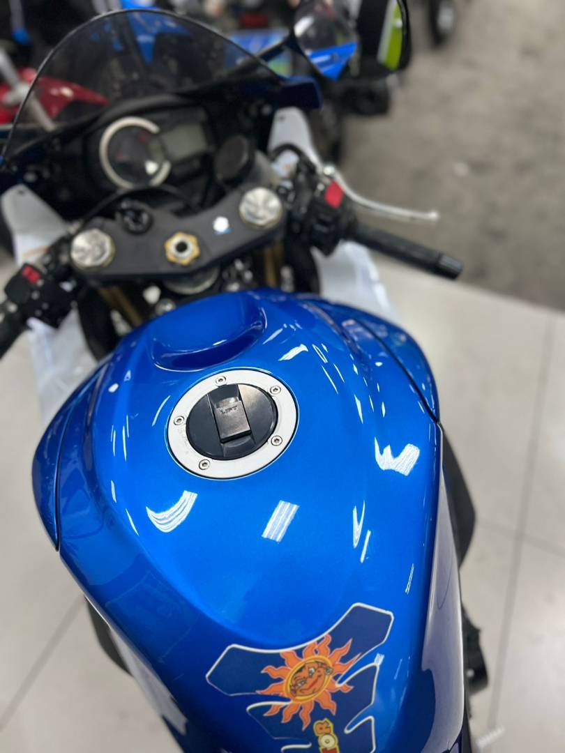 SUZUKI GSX R750
