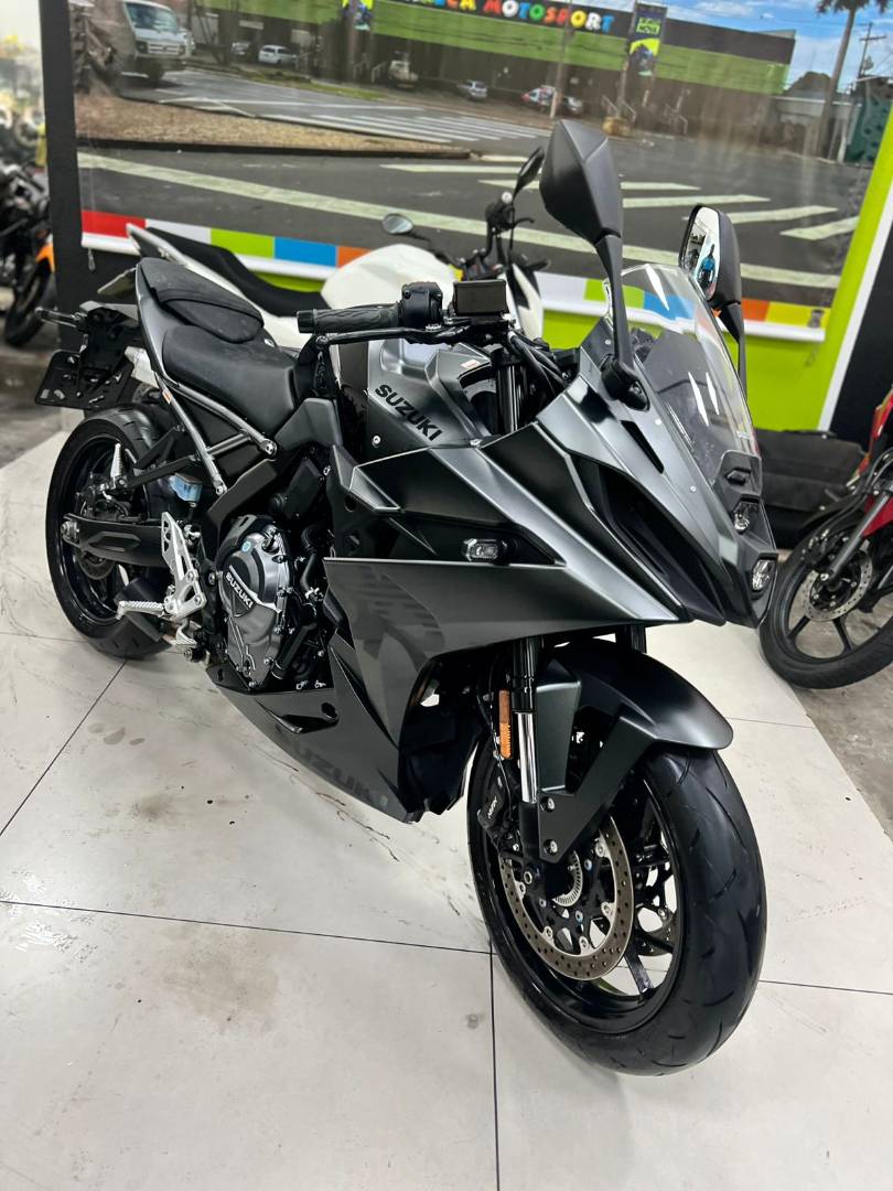 SUZUKI GSX-8R