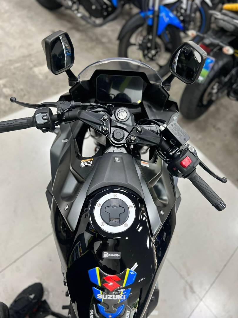 SUZUKI GSX-8R