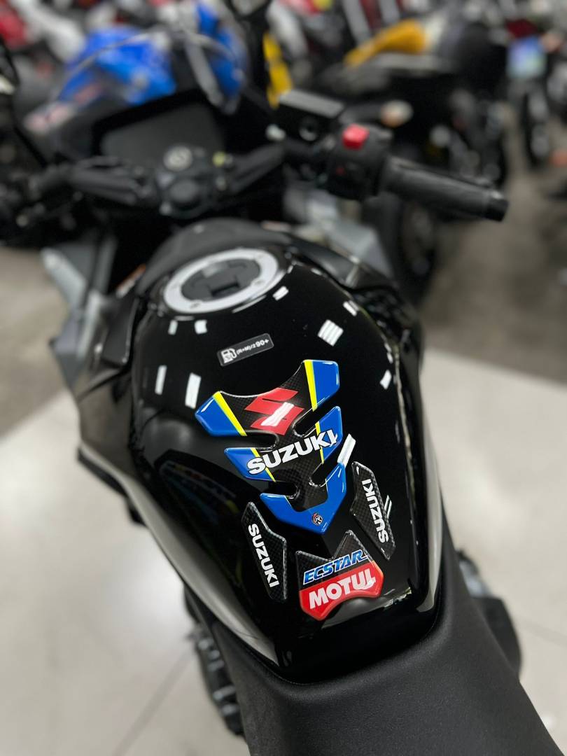 SUZUKI GSX-8R