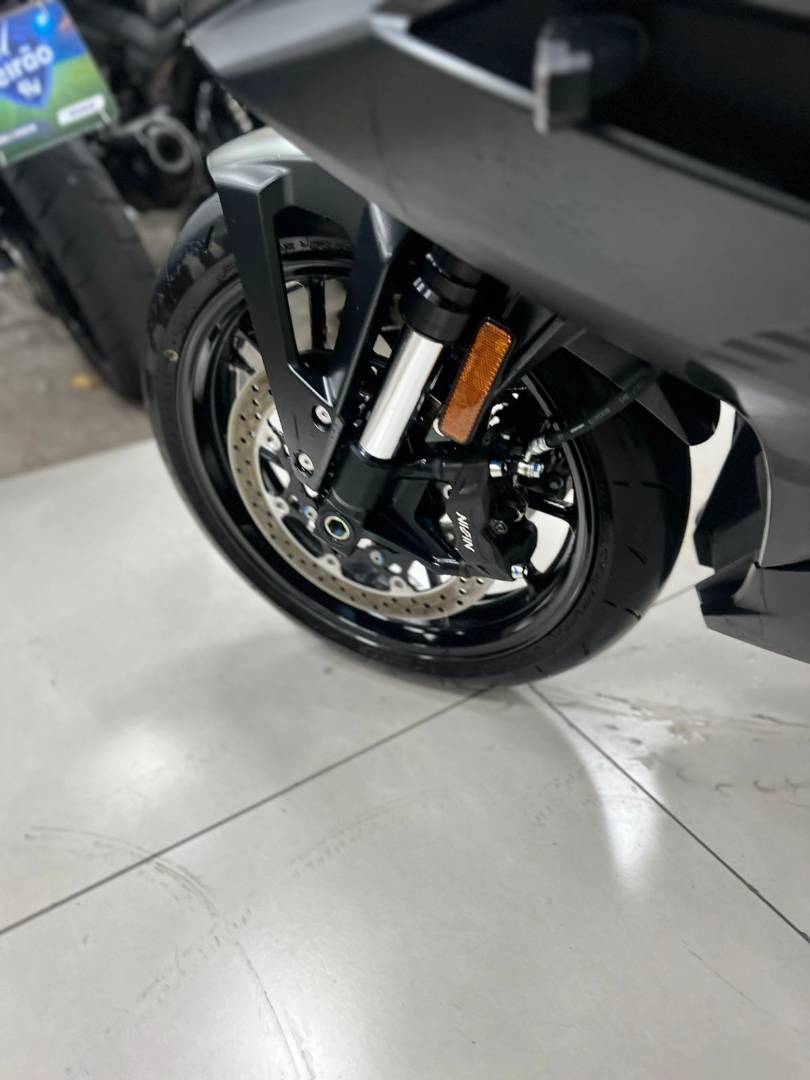 SUZUKI GSX-8R