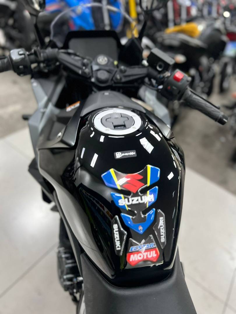 SUZUKI GSX-8R