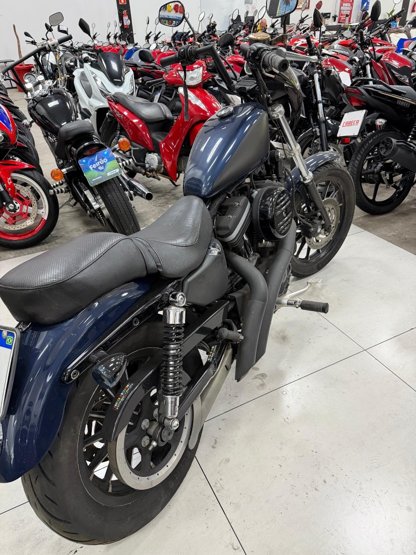 HARLEY-DAVIDSON SPORTSTER XL 883 R
