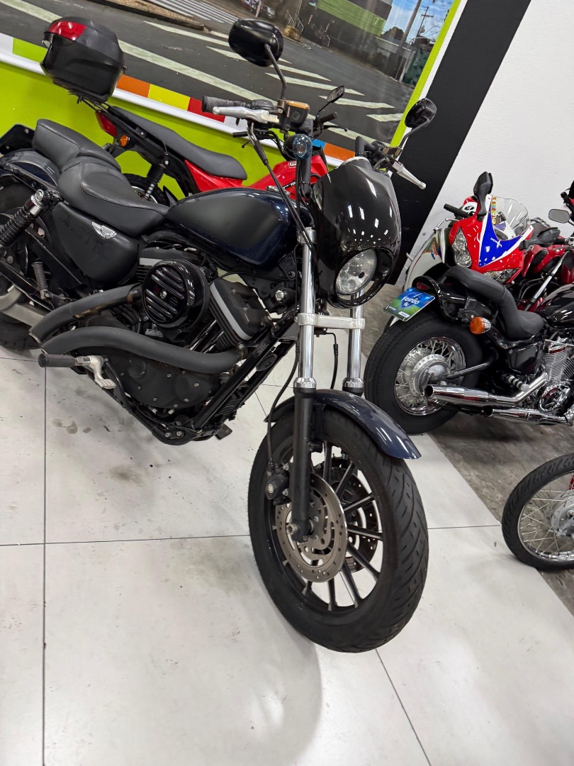 HARLEY-DAVIDSON SPORTSTER XL 883 R