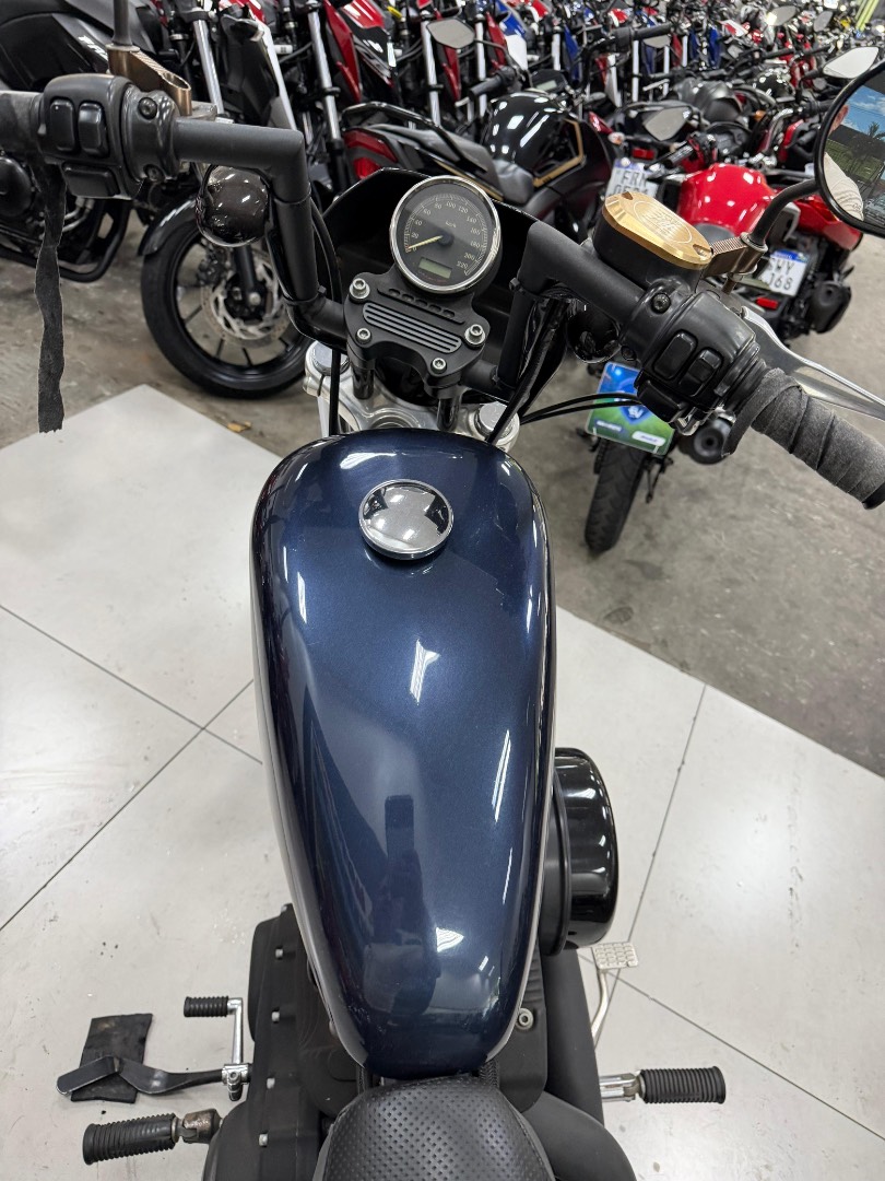 HARLEY-DAVIDSON SPORTSTER XL 883 R