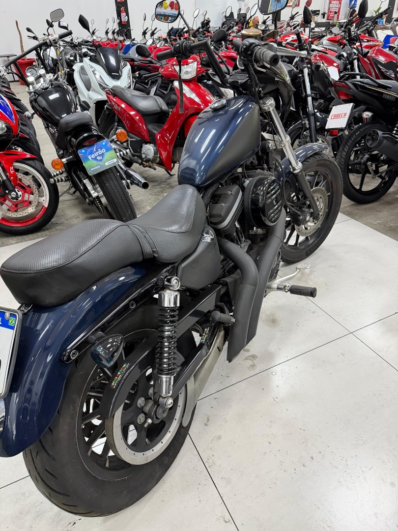 HARLEY-DAVIDSON SPORTSTER XL 883 R
