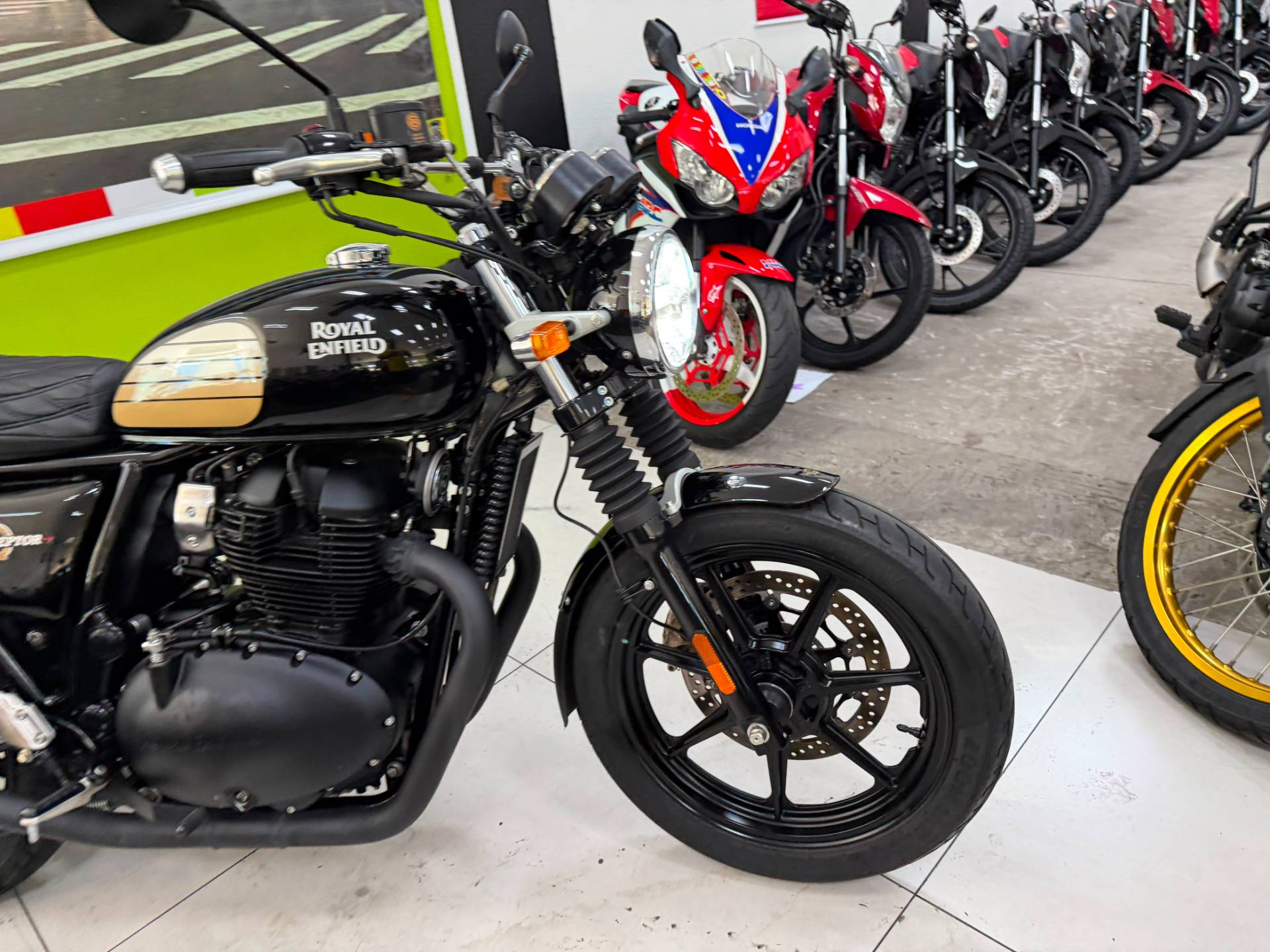 ROYAL ENFIELD INTERCEPTOR 
