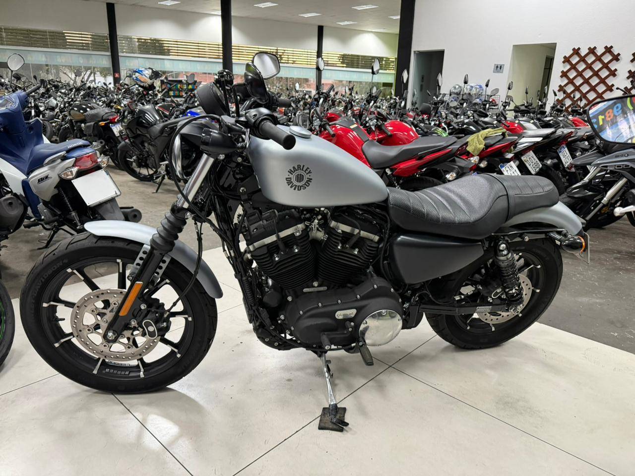 HARLEY-DAVIDSON SPORTSTER IRON 883