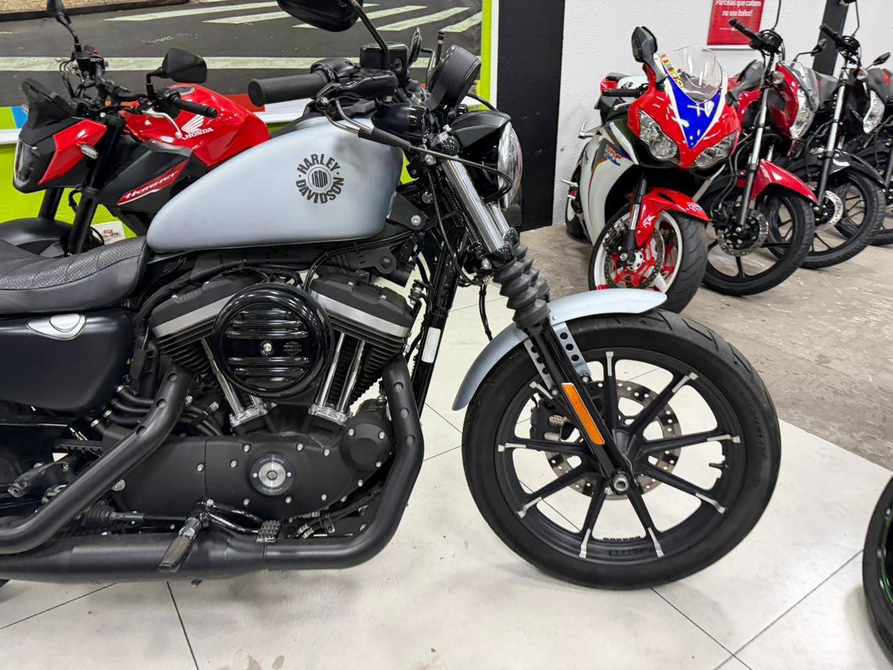 HARLEY-DAVIDSON SPORTSTER IRON 883