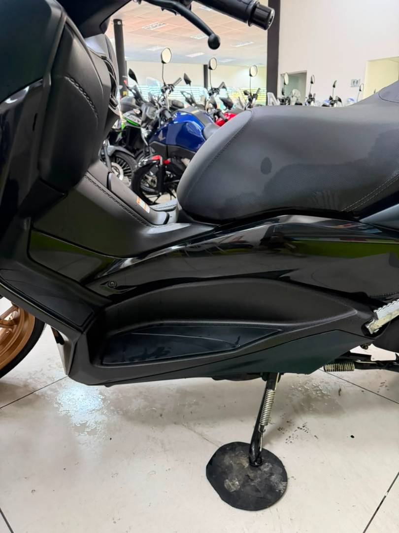 YAMAHA XMAX ABS