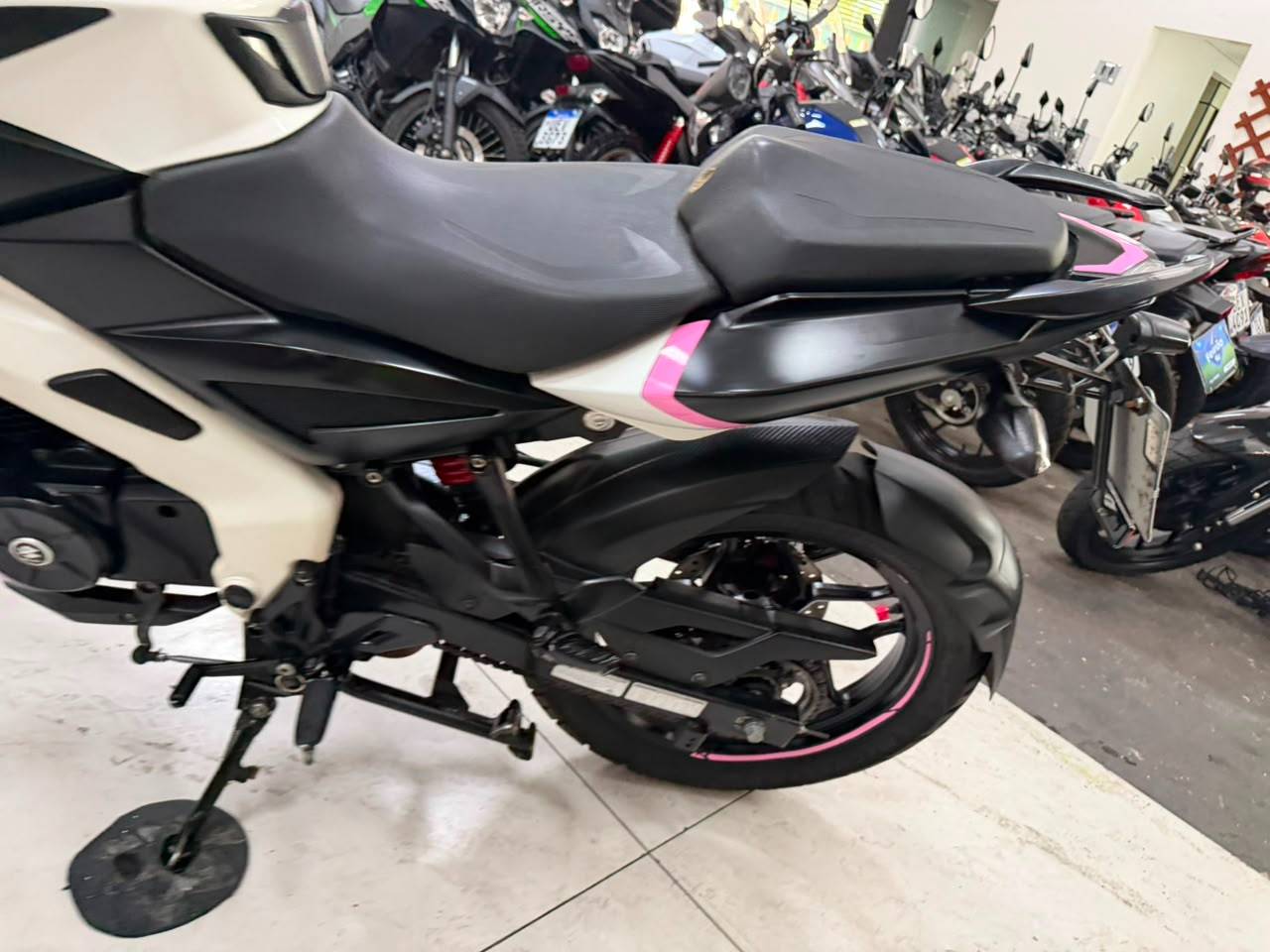 BAJAJ DOMINAR 160