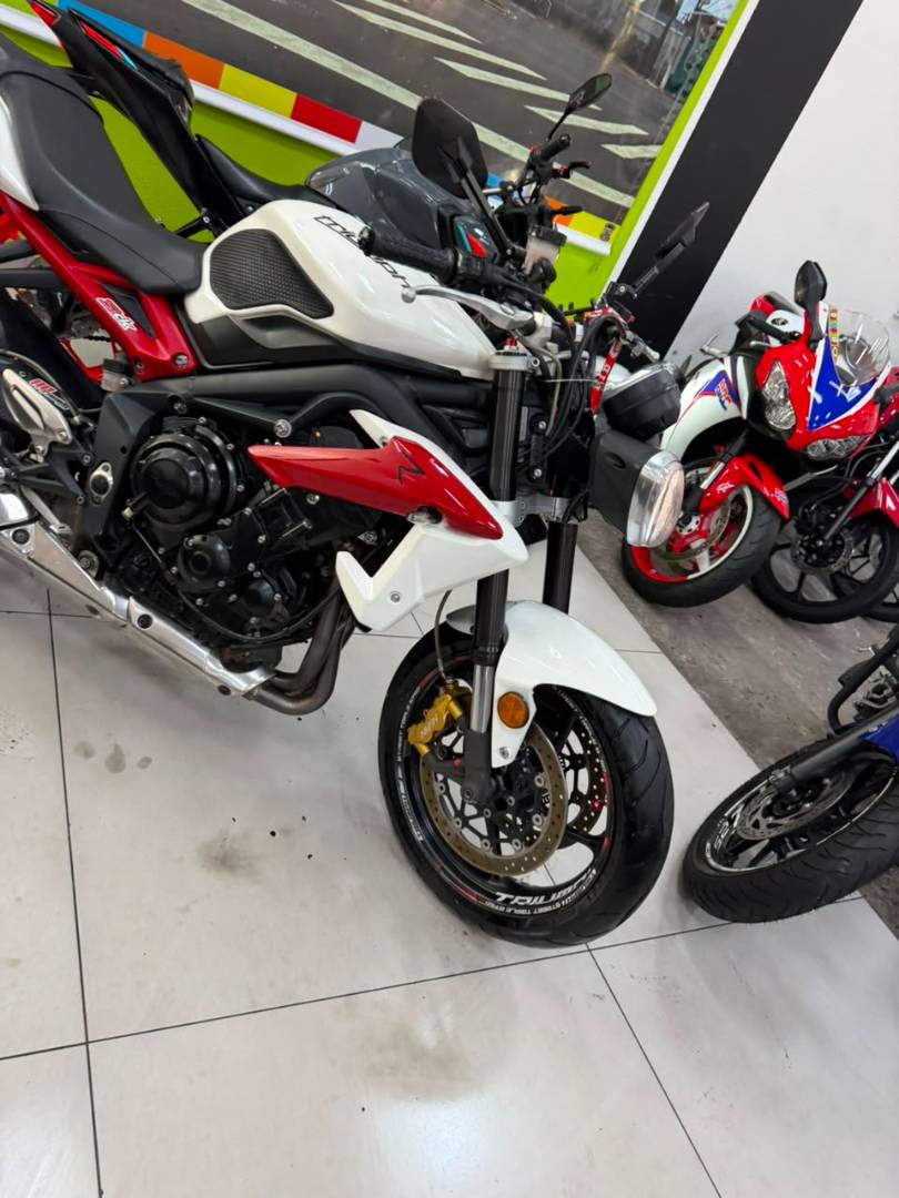 TRIUMPH STREET TRIPLE 675 ABS