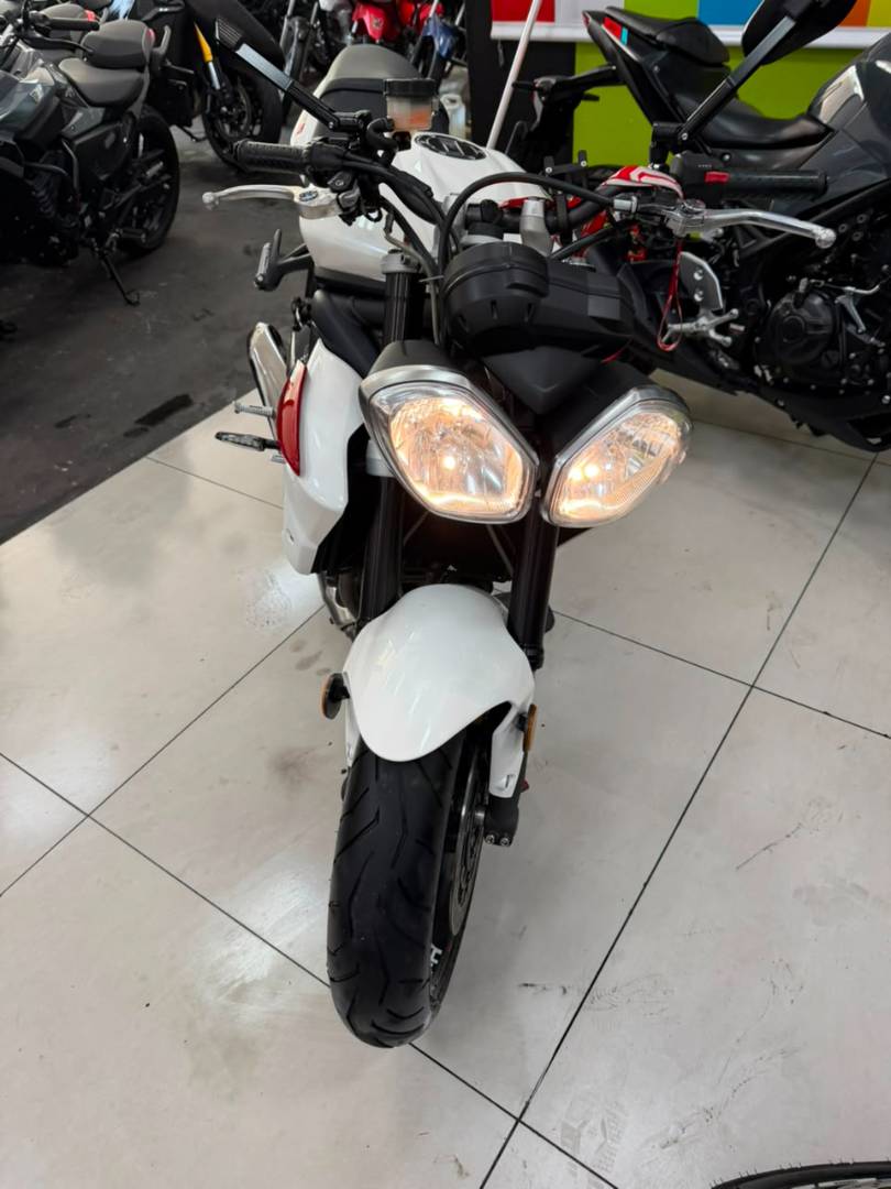 TRIUMPH STREET TRIPLE 675 ABS