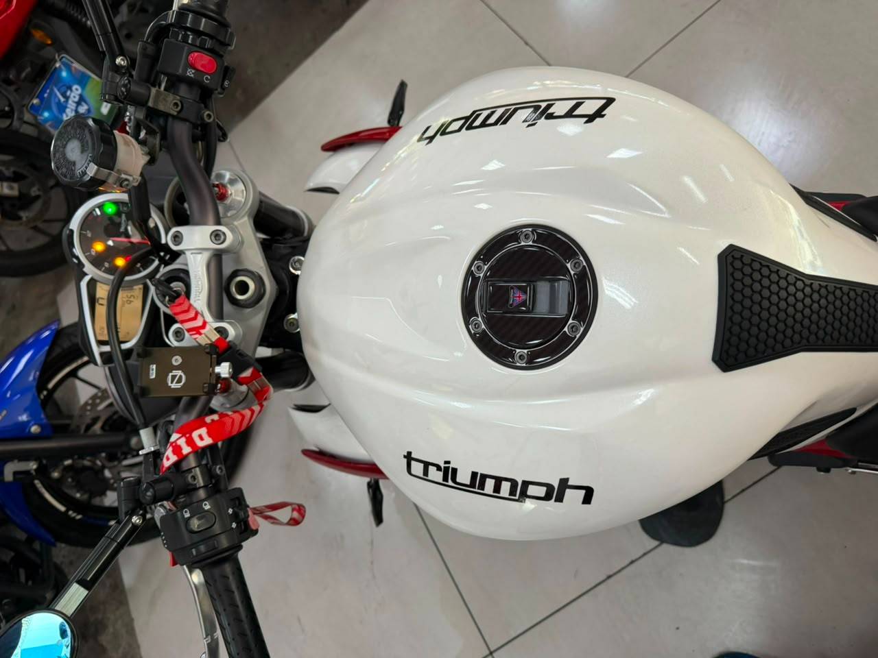 TRIUMPH STREET TRIPLE 675 ABS