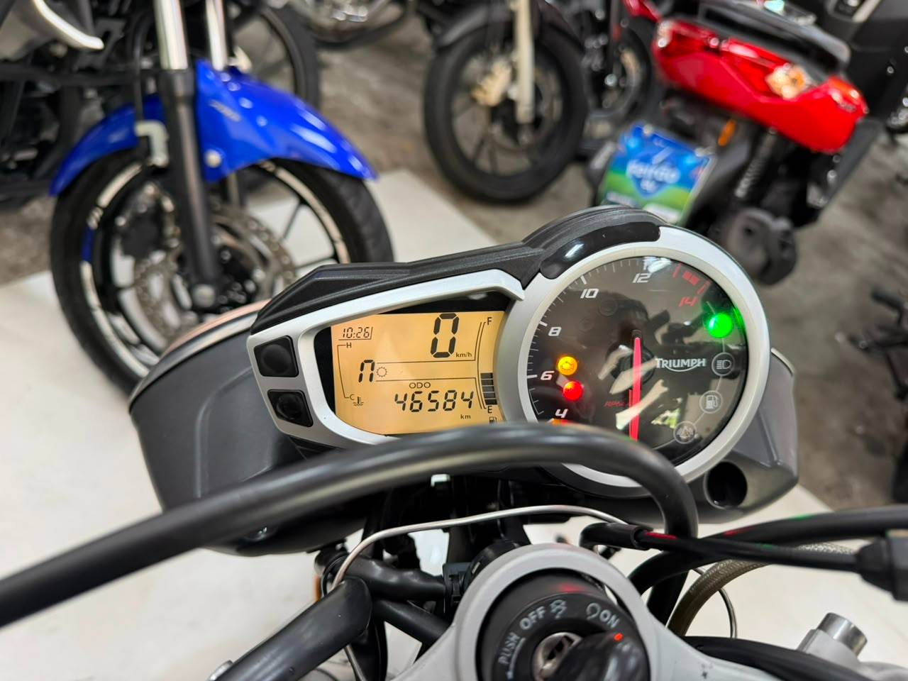 TRIUMPH STREET TRIPLE 675 ABS