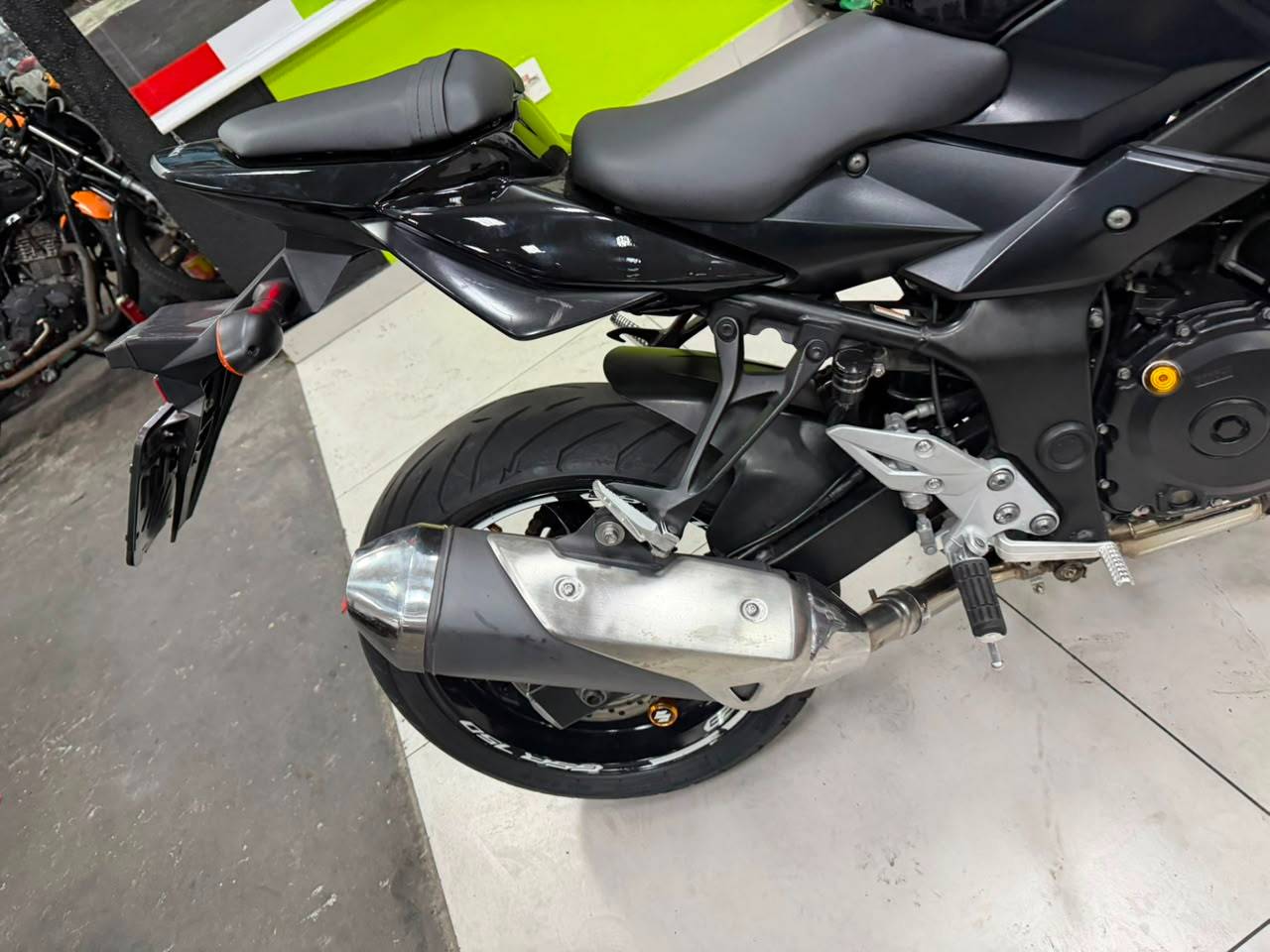 SUZUKI GSR 750 A