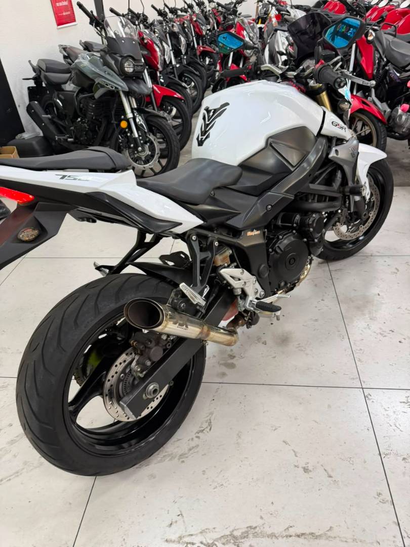 SUZUKI GSR 750 A