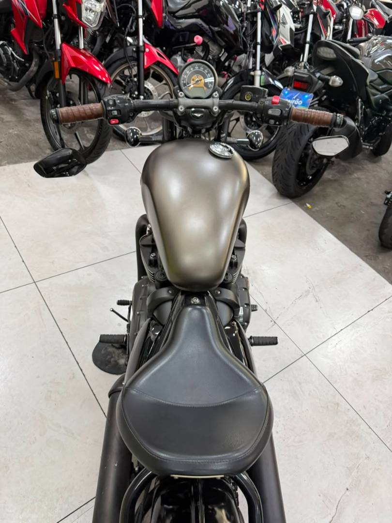 TRIUMPH BONNEVILLE BOBBER 1200