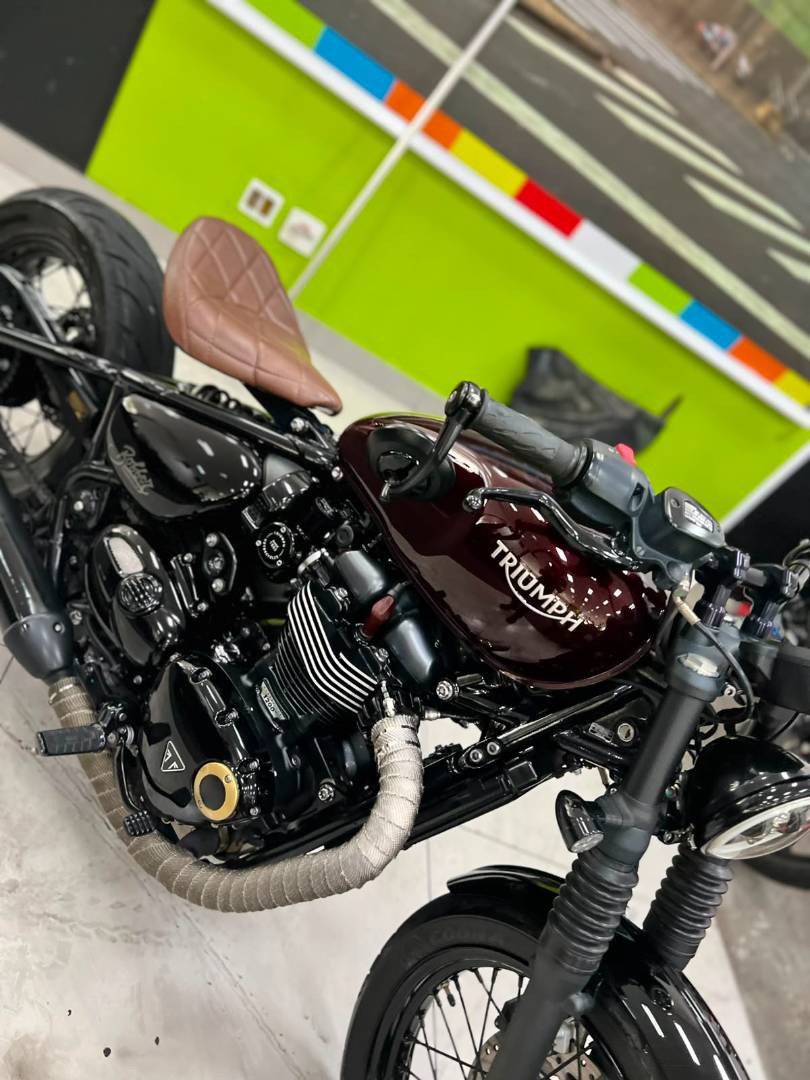 TRIUMPH BONNEVILLE BOBBER 1200