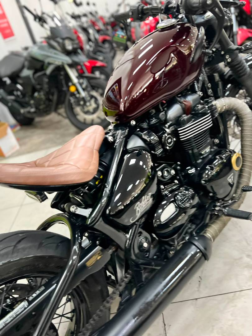 TRIUMPH BONNEVILLE BOBBER 1200