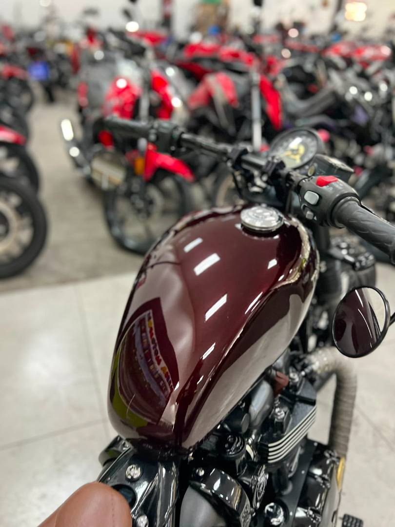 TRIUMPH BONNEVILLE BOBBER 1200