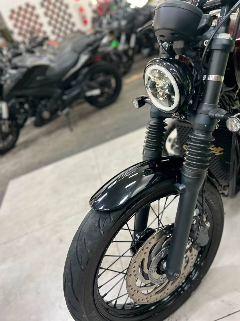 TRIUMPH BONNEVILLE BOBBER 1200
