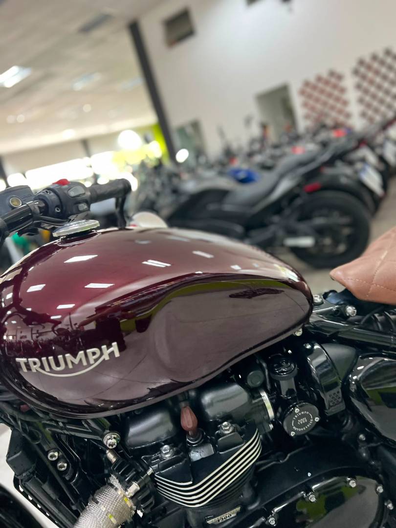 TRIUMPH BONNEVILLE BOBBER 1200