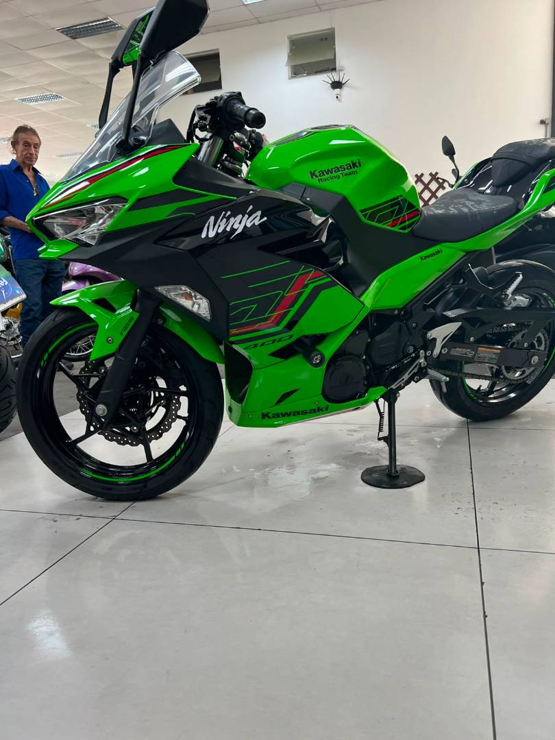 KAWASAKI NINJA 400 KRT EDITION