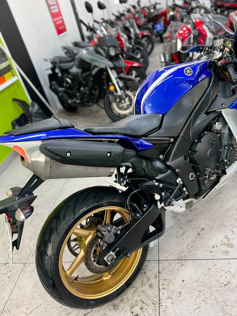YAMAHA YZF R1