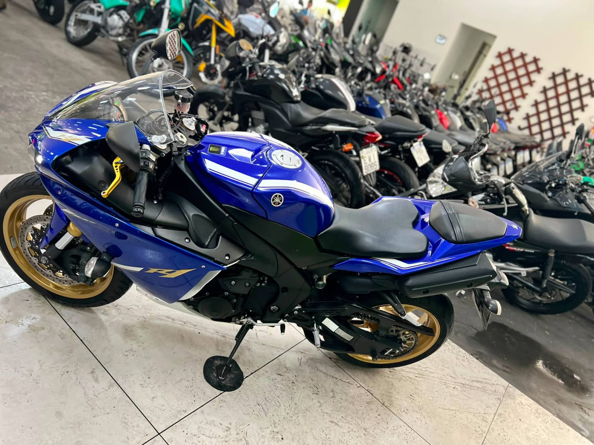 YAMAHA YZF R1
