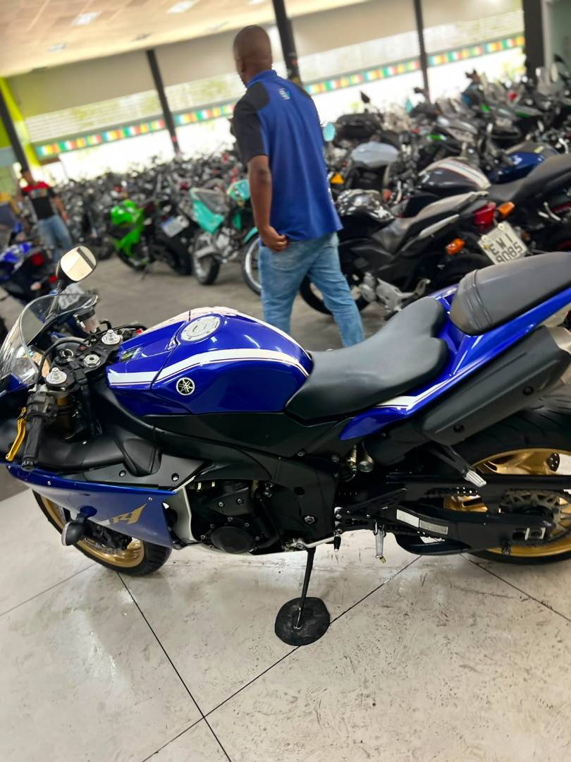 YAMAHA YZF R1