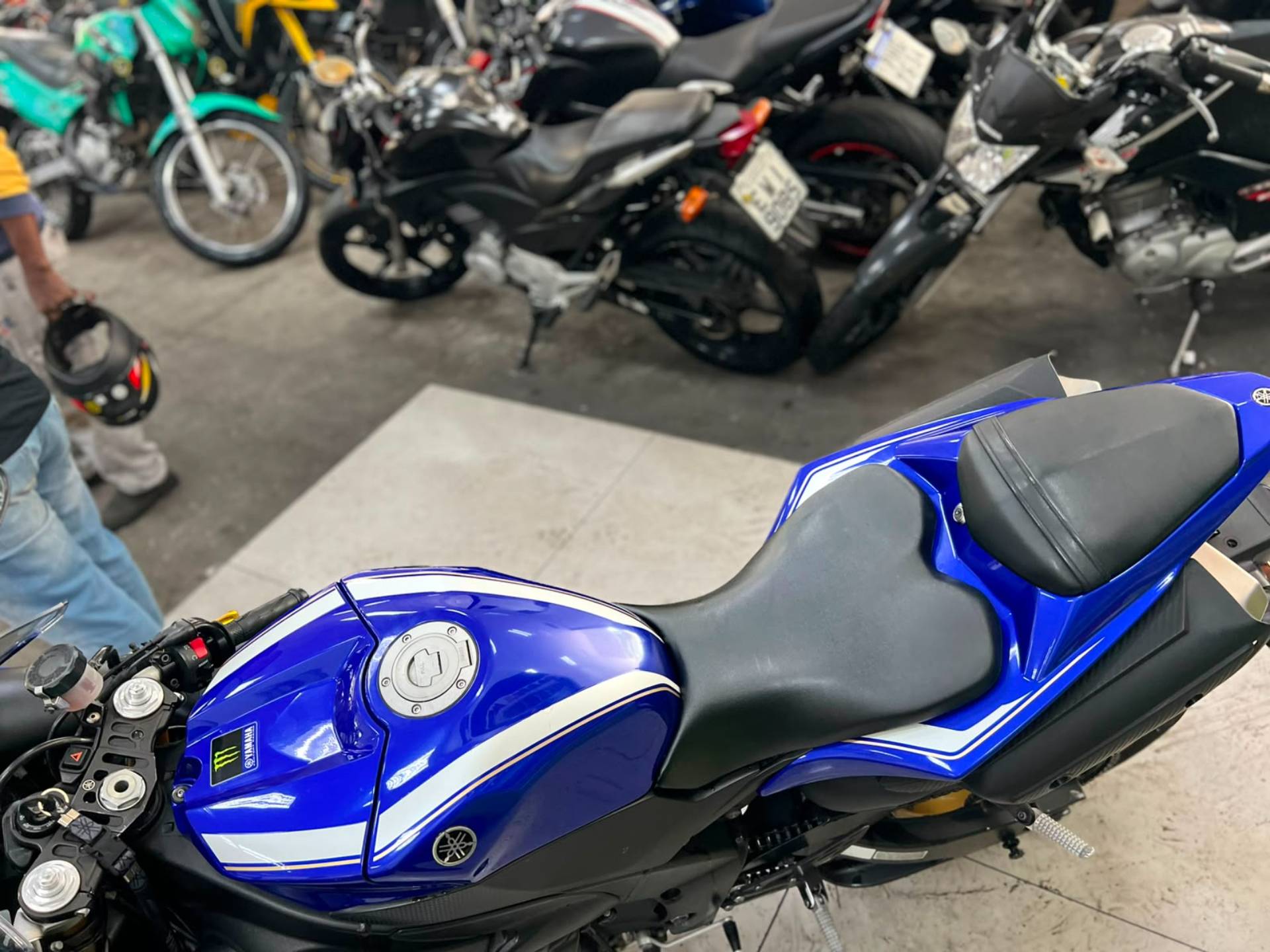 YAMAHA YZF R1