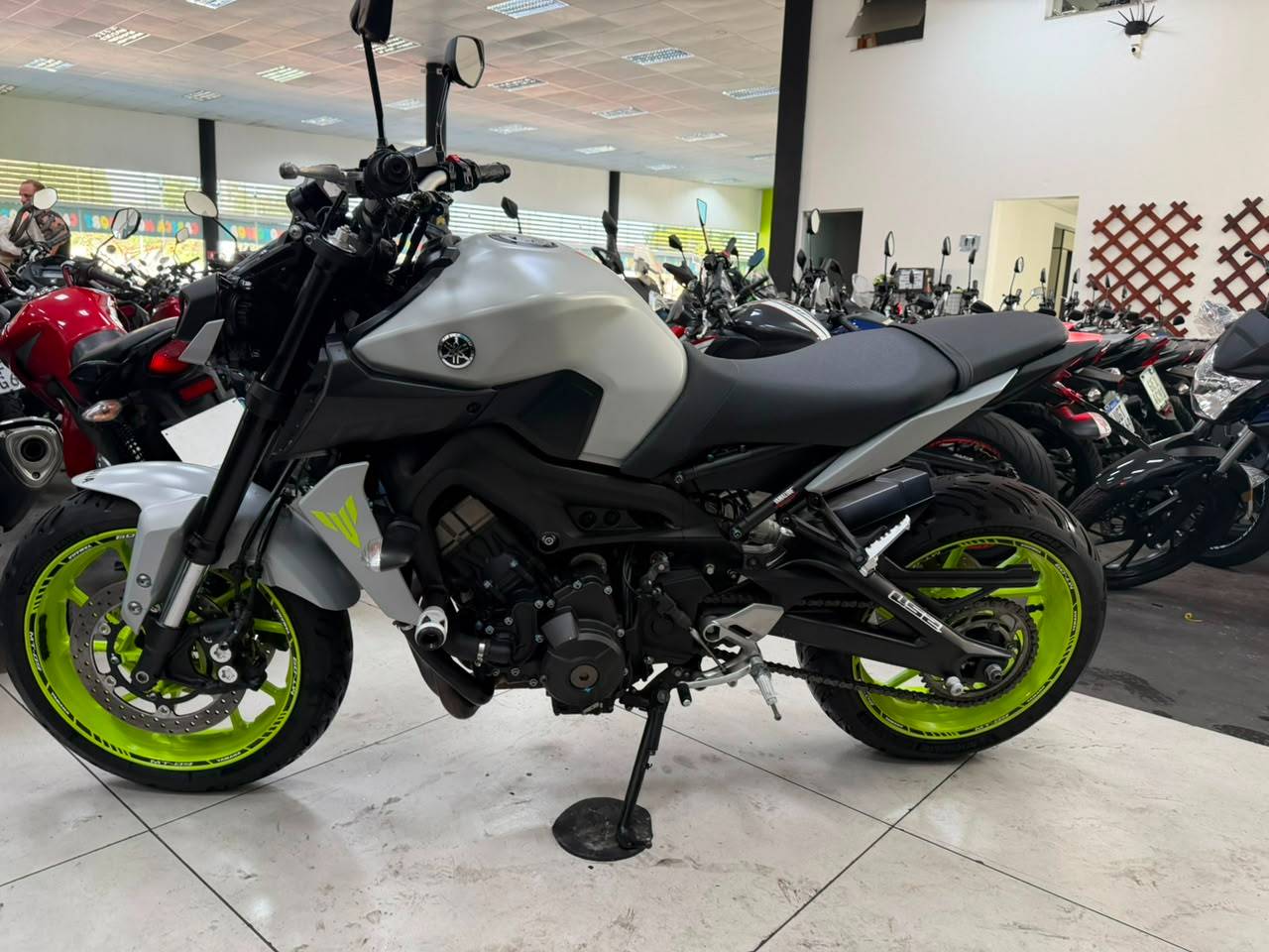 YAMAHA MT-09